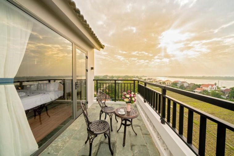 Phòng Royal Honeymoon Suite with balcony